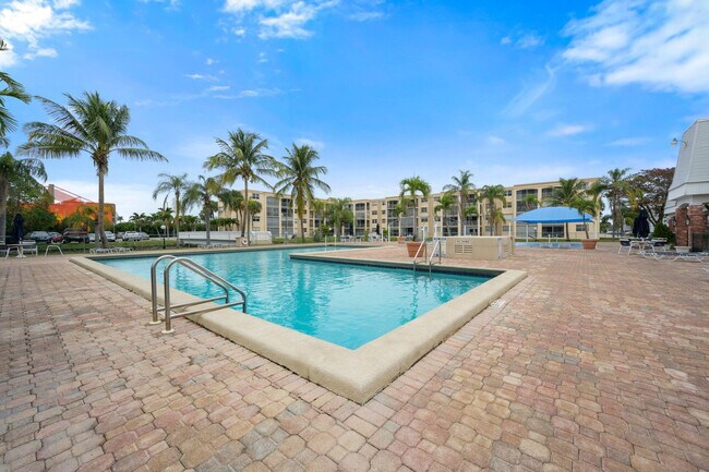 Building Photo - 600 NE 2nd St