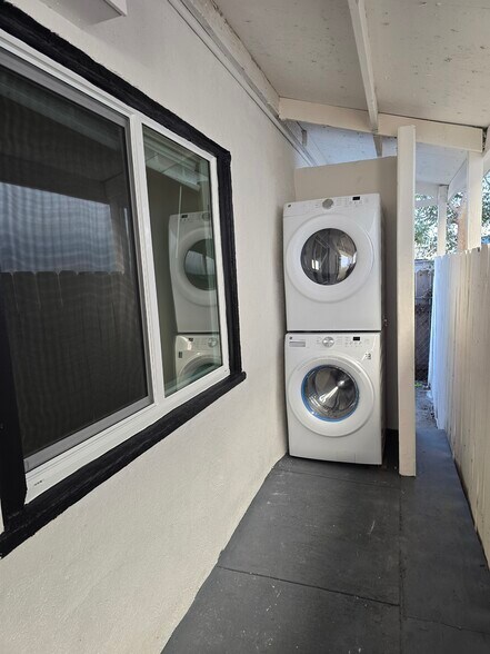 Building Photo - 4527 Esther St