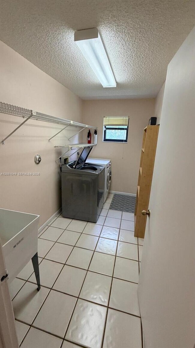 Building Photo - 11540 NW 27th Ct