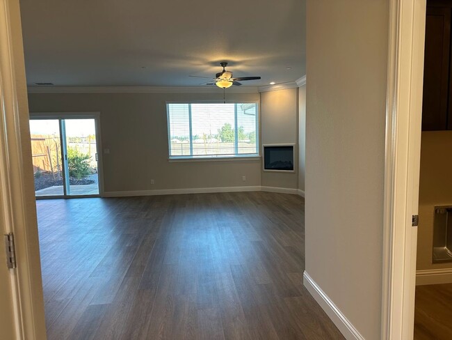 Building Photo - Move in ready! 4 bedroom/2 bath in Shastin...