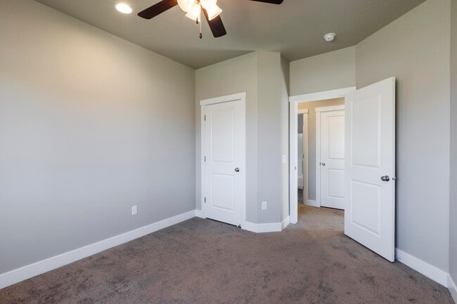 Building Photo - 3338 E Crimson Ridge Dr