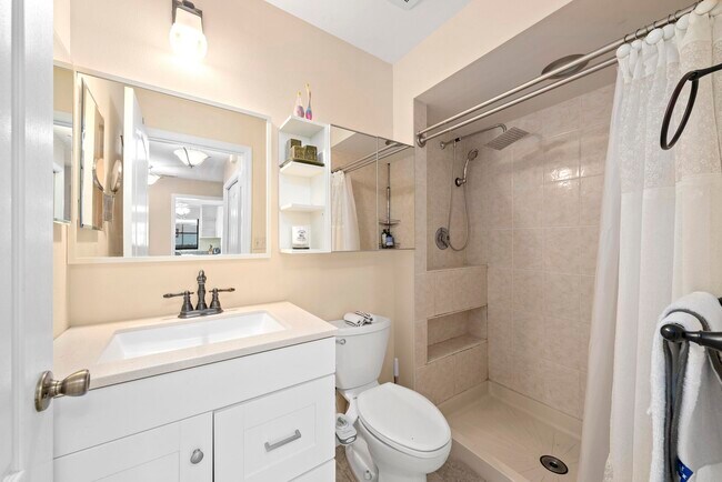 Building Photo - 4665 Oak Hill Dr
