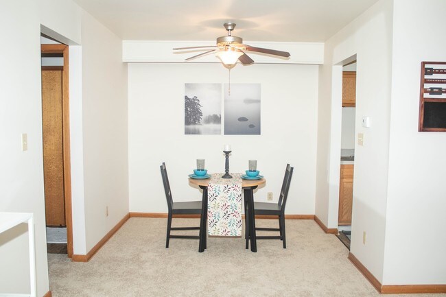 Building Photo - 1601 Roxbury Rd