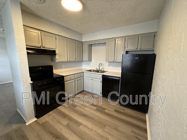 Building Photo - 232 S Indianola St