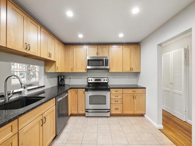 Building Photo - 410 Sierra Vista Ln