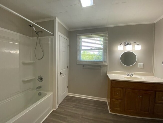 Building Photo - 3 Bedroom, 2 bath Home