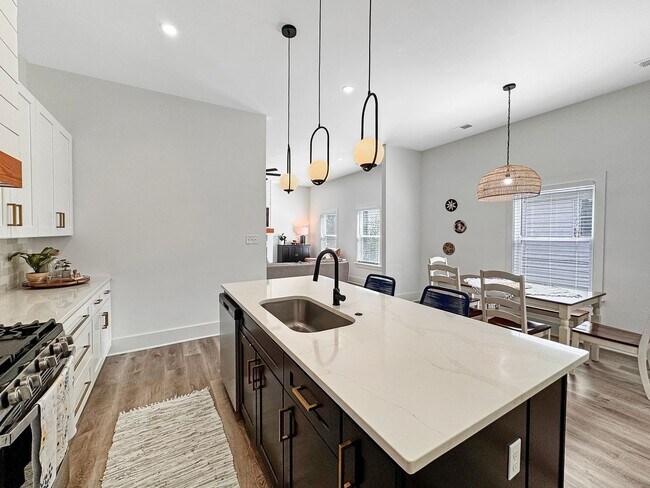 Building Photo - Newer Construction Meets Historic Cooper Young Charm • 5bd / 3ba