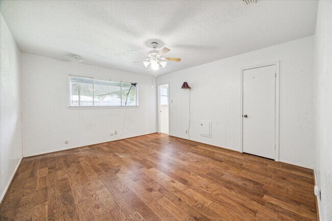 Building Photo - 5359 Little John Ln