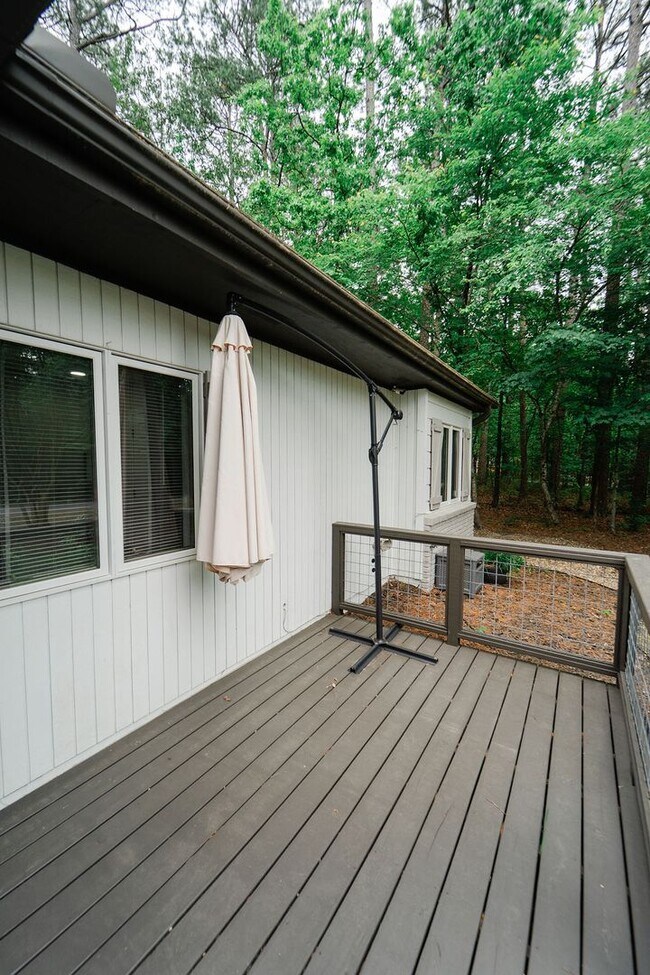 Building Photo - Charming 4 bedroom, 3 bathroom with lots of outdoor living space.