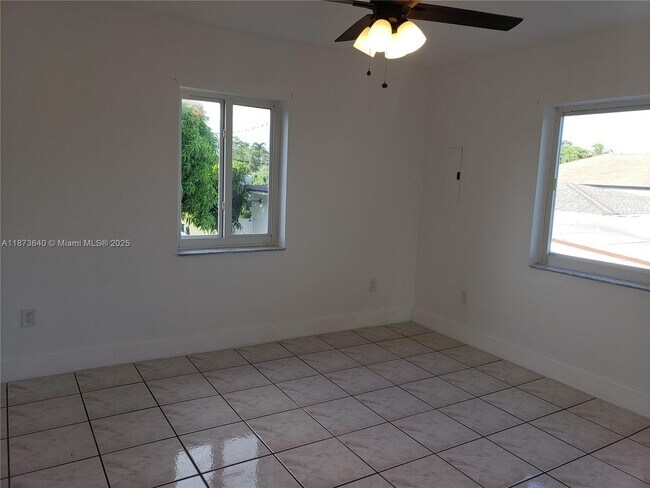 Building Photo - 3640 SW 14th St