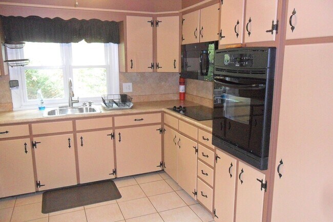 Building Photo - 295 Winter St