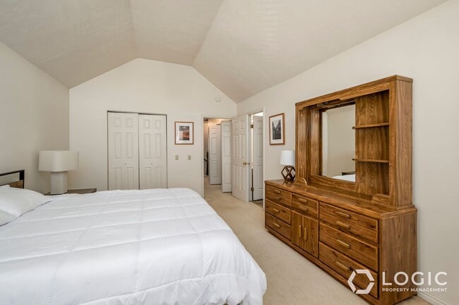 Building Photo - Fully Furnished Row End Townhome!