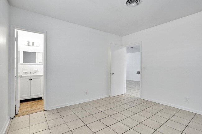 Building Photo - 2540 NE 10th Ct