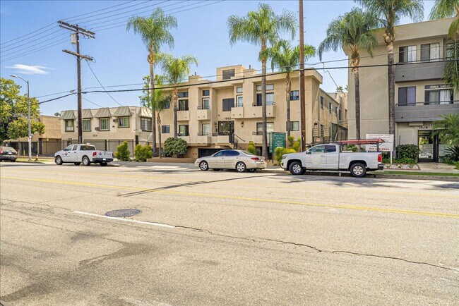 Building Photo - 18620 Burbank Blvd