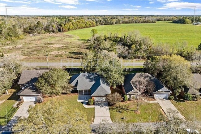 Building Photo - Charming 4 Bedroom/2.5 Bathroom in Fairhope!