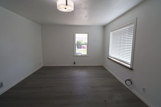 Building Photo - Reduced price