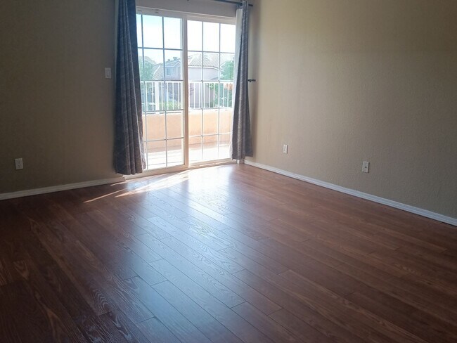 Building Photo - 5 bedrooms, 3 Bath House! Located On NE Si...