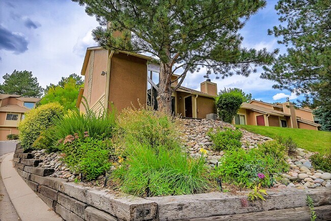 Building Photo - $1,850.00, 2 bed, 2 bath, located in Color...
