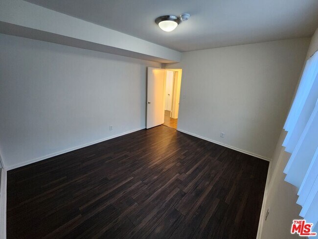 Building Photo - 1013 N San Vicente Blvd