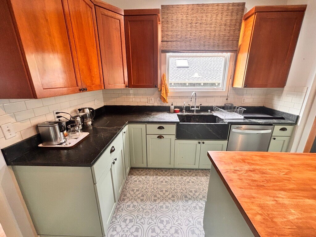 Building Photo - 238 Mather St