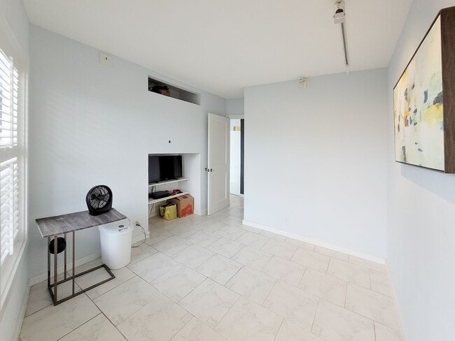 Building Photo - AVAILABLE 11/3/25 1BR / 1Bath / 1Pkg Condo...