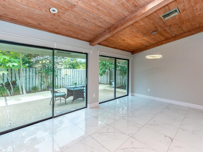 Building Photo - 741 E Plantation Cir