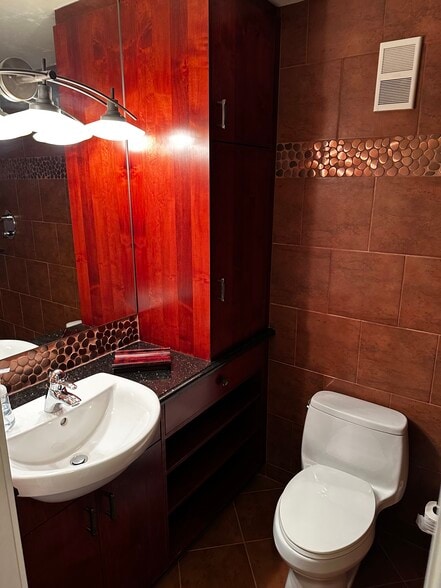 Guest Bathroom - 1625 Larimer St