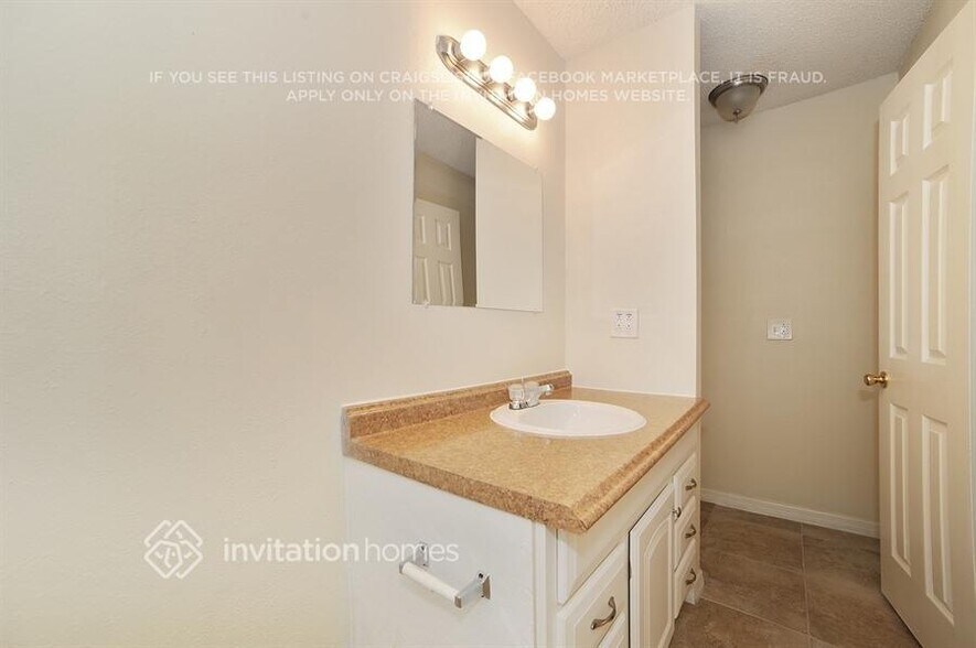 Building Photo - 608 Valley Hill Dr