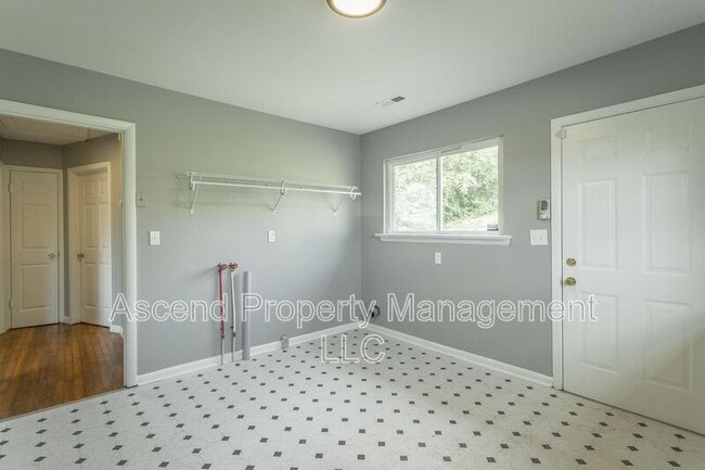 Building Photo - 1113 Jarvis Ave