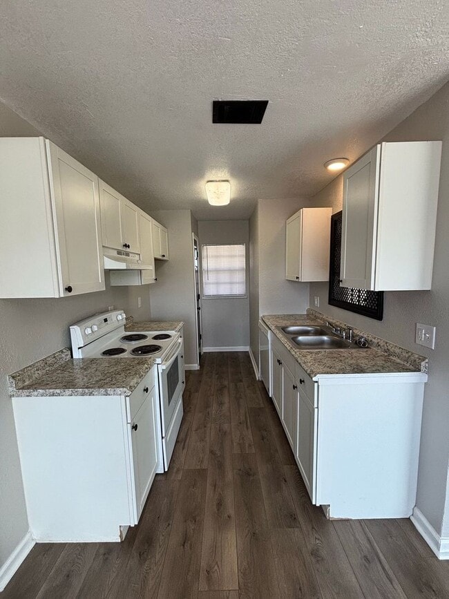 Building Photo - 1800 Fairlane-Move In Ready!