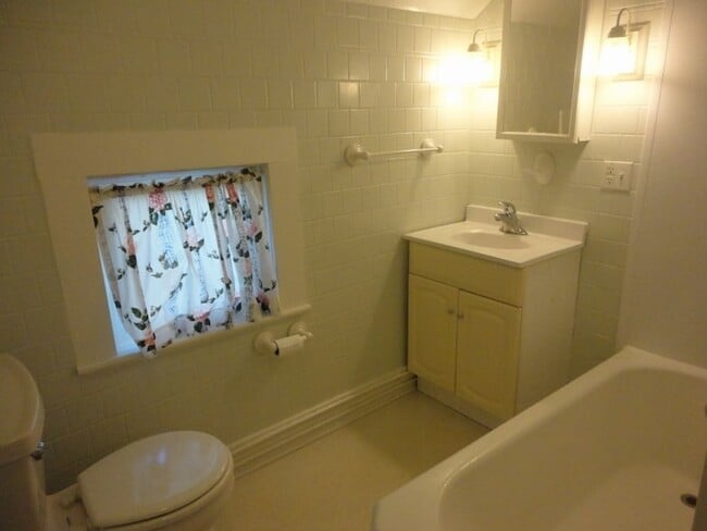 Building Photo - 39 E Bowery St