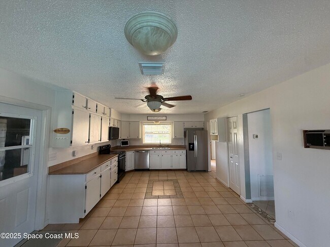 Building Photo - 325 Trinidad Dr