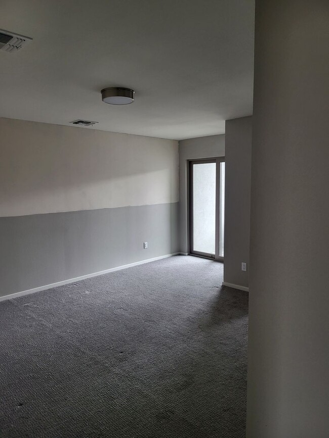 Building Photo - New Townhouse NE Heights 2/bedroom 1.5/bat...