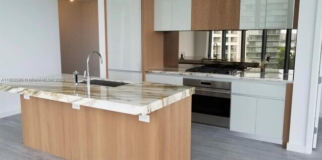 Building Photo - 2831 S Bayshore Dr