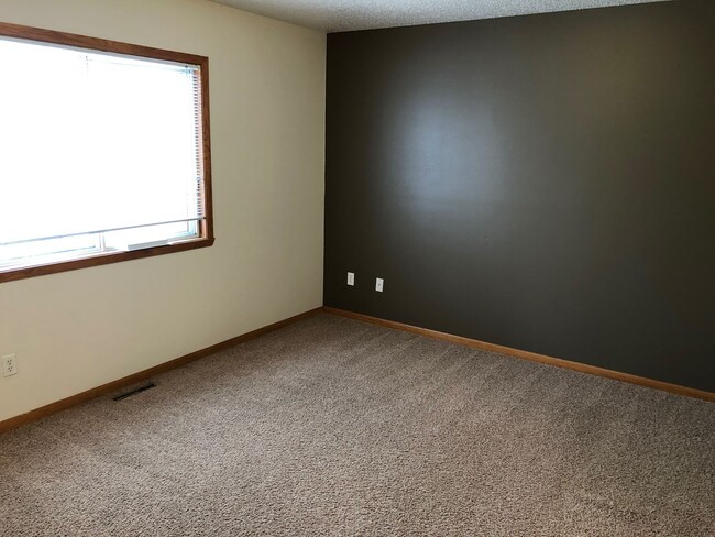 Building Photo - 3 Bed 2 Bath Twin Home