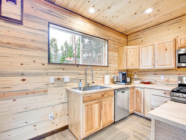 Building Photo - 785 Warren Gulch Rd