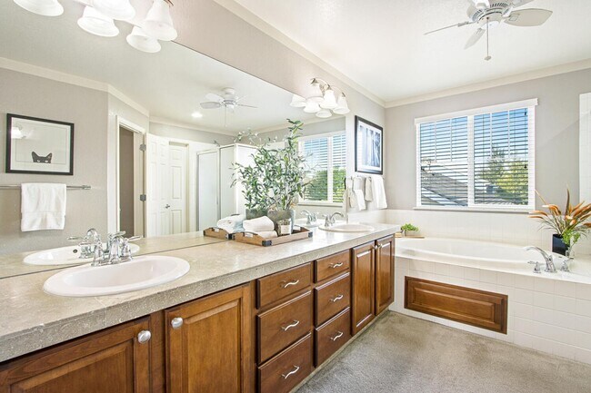 Building Photo - Spacious 4 Bed, 3 Bath House in Johnstown!