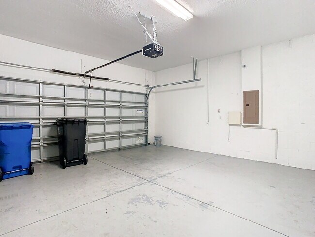 Building Photo - 925 Terra Vista St