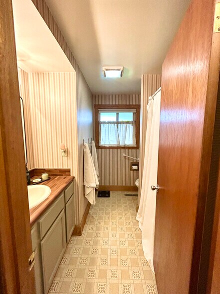 Building Photo - 12090 Country Ln