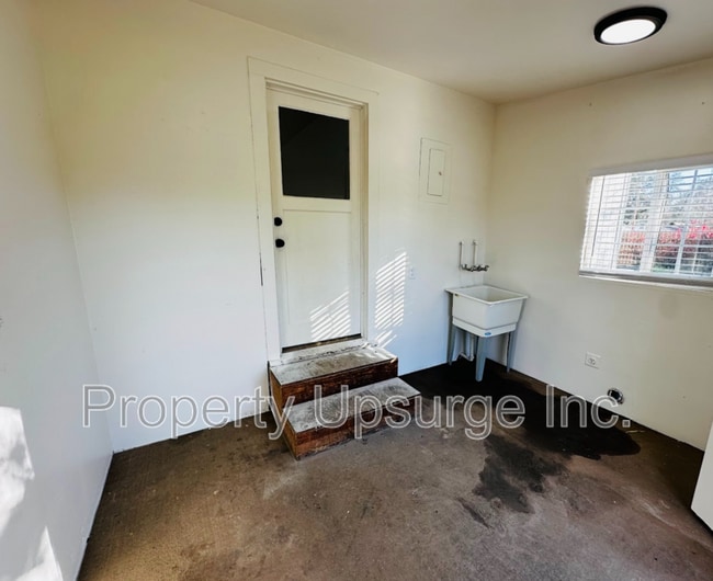 Building Photo - 1983-1999 Hartnell Ave