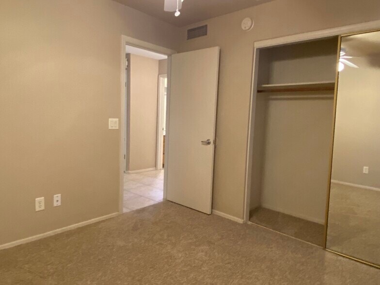 Building Photo - 31 S Ash Dr