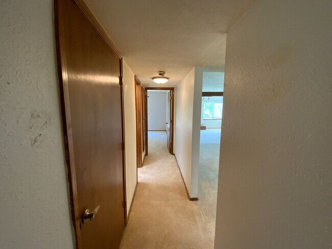 Building Photo - 3 Bedroom Single Story Home Available Near...