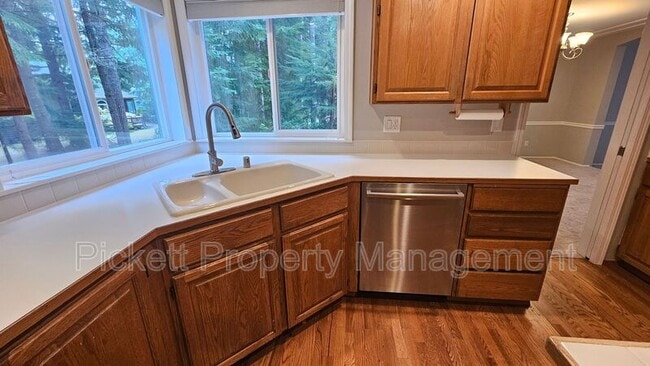Building Photo - 6559 Gleneagle Ave SW