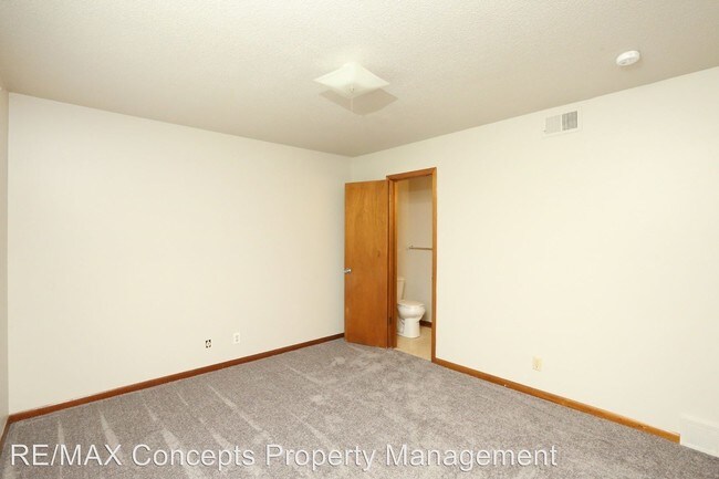 Building Photo - 1033 5th St