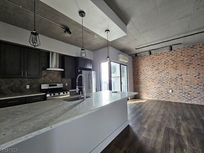 Building Photo - 58-60 Elm Street Unit 601