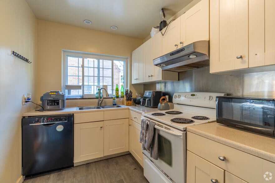 5BR, 2BA - 4,000SF - Kitchen - 1532 Packard St