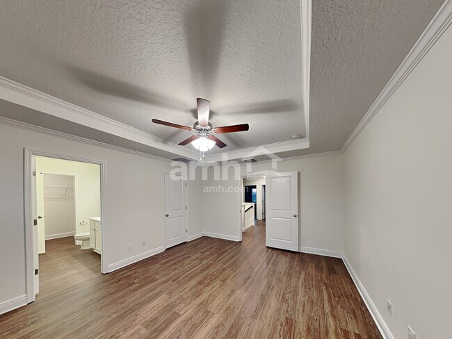 Building Photo - 1049 Sky Lakes Drive
