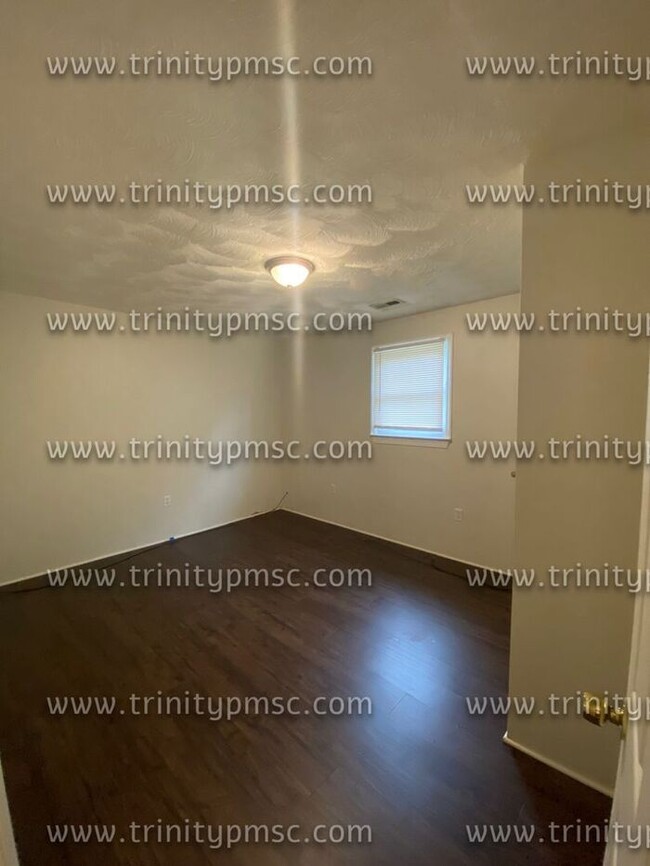 Building Photo - Freshly painted! Available now!