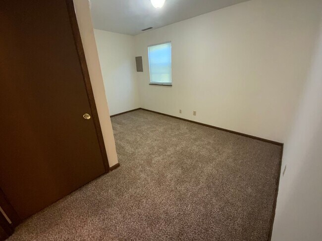 Building Photo - 560 NE Park Ln