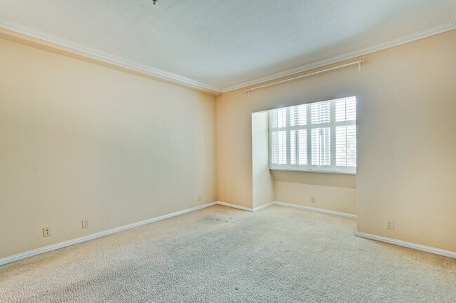 Building Photo - Large, Comfy 2BR, 2BA Condo with Convenient Location